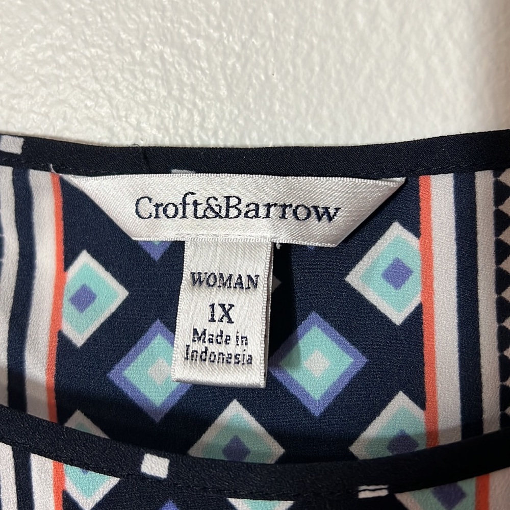 3/$20 Croft & Barrow High Low Top 3/4 Sleeves- Navy With Diamond Shapes Design - Picture 5 of 6